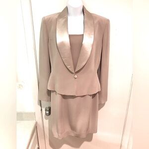 JONES NEW YORK SUIT. BEIGE. SHORT TUXEDO JACKET WITH SHIFT DRESS. SIZE 10